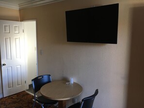 Room | Desk, free WiFi, bed sheets - Satellite Motel (Los Angeles)