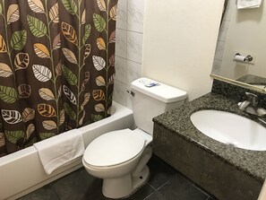 Room | Bathroom | Free toiletries, towels - Satellite Motel (Los Angeles)