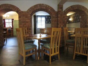 Lunch and dinner served - The Wheatsheaf (Northampton)