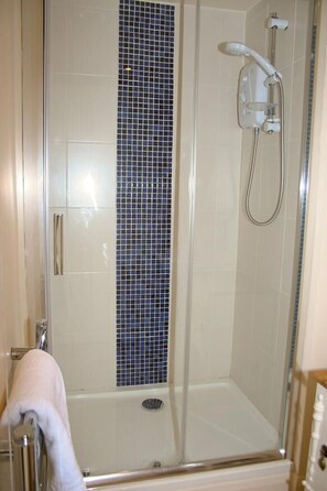 Habitación clásica doble, baño privado | Ducha del cuarto de baño