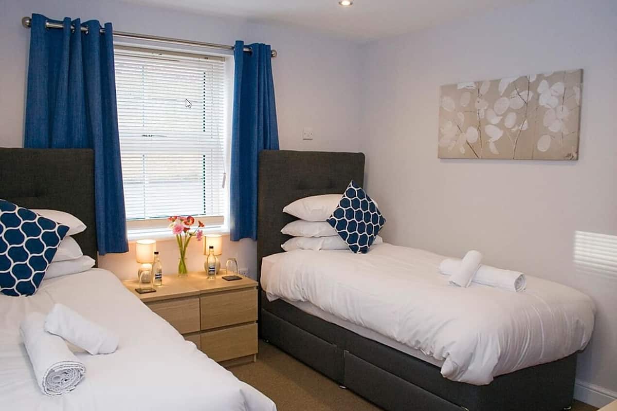 Twin Room, Ensuite, Ground Floor | Iron/ironing board, free WiFi