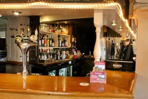 Serves lunch and dinner - The Wheatsheaf (Northampton)