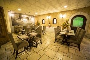 Breakfast, lunch, dinner served; international cuisine  - Hotel La Mansion Suiza (Aguascalientes)
