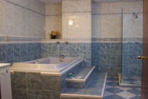 Suite Luxe, plusieurs lits (Master Suite) | Baignoire à jets