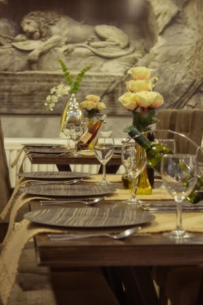 供應早餐、午餐和晚餐,國際料理