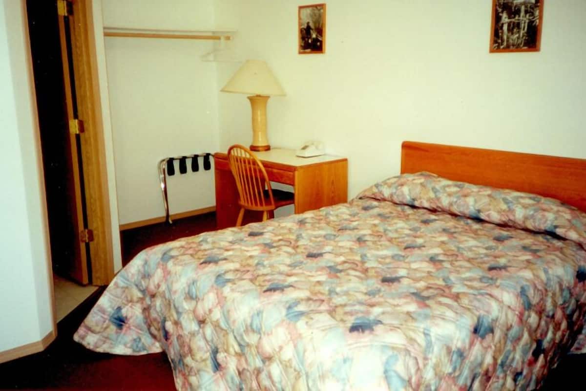 Standard Room, 1 Queen Bed | Desk