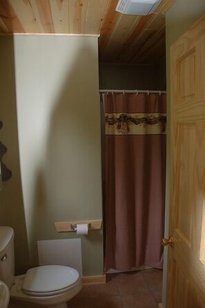 Cabin, 2 Bedrooms (Cabin 3) | Bathroom | Towels