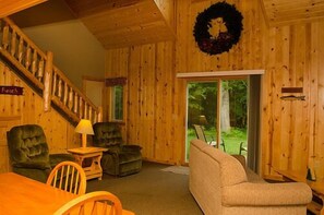 Cabin, 3 Bedrooms (Cabin 19) | Living area