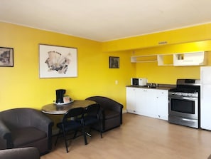 家庭套房, 2 间卧室, 厨房 | 起居区 | 32-英寸电视(配备有线频道)