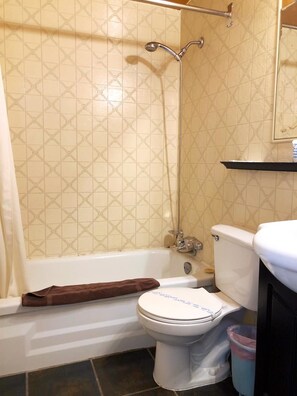 Rainfall showerhead, free toiletries, towels, soap - Stampeder Motel (Williams Lake)