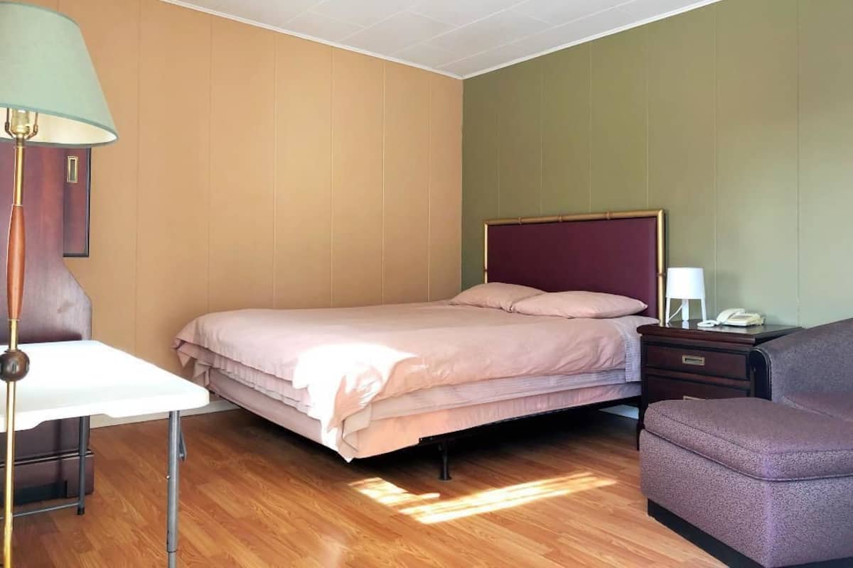 Basic-Zimmer, 1 Queen-Bett | Daunenbettdecken, kostenloses WLAN, Bettwäsche