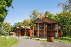 Property grounds - Appeldoorn's Sunset Bay Resort (Isle)