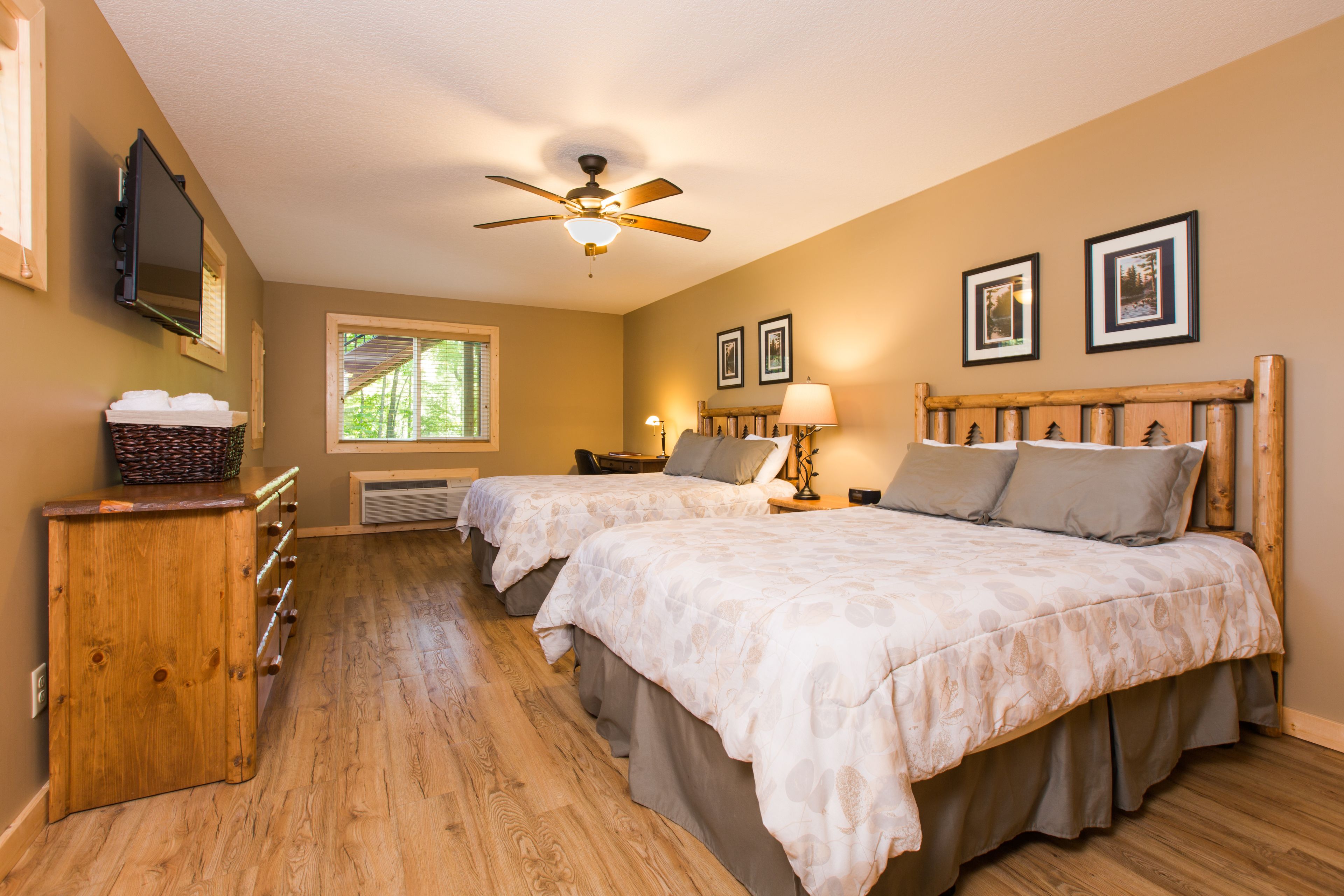 Standard Room, 2 Queen Beds, Non Smoking, Lake View | Interior detail