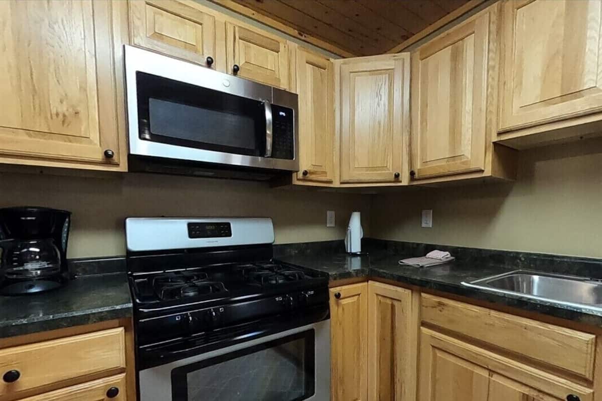 Refrigerador con freezer, microondas, horno, placa de cocina