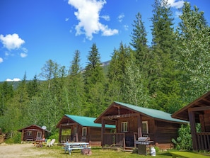 WiFi (free), bed sheets - Noah's Ark Resort (Revelstoke)