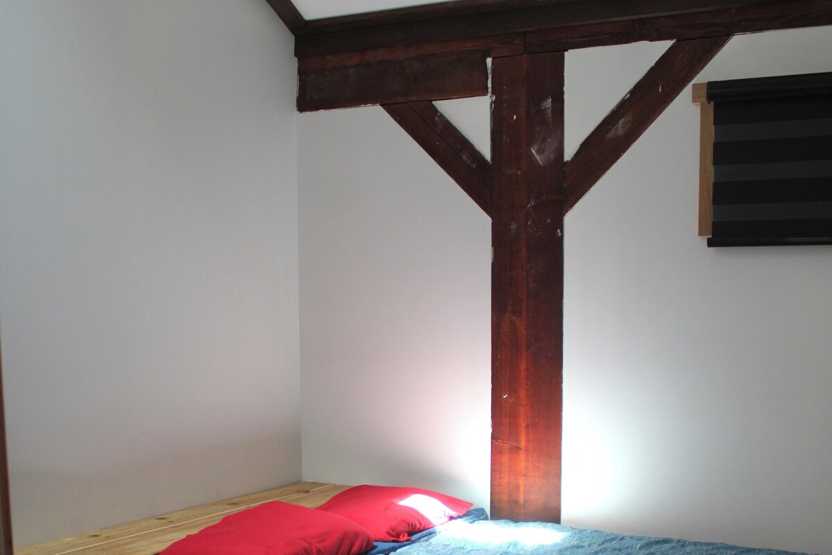WiFi (free), bed sheets