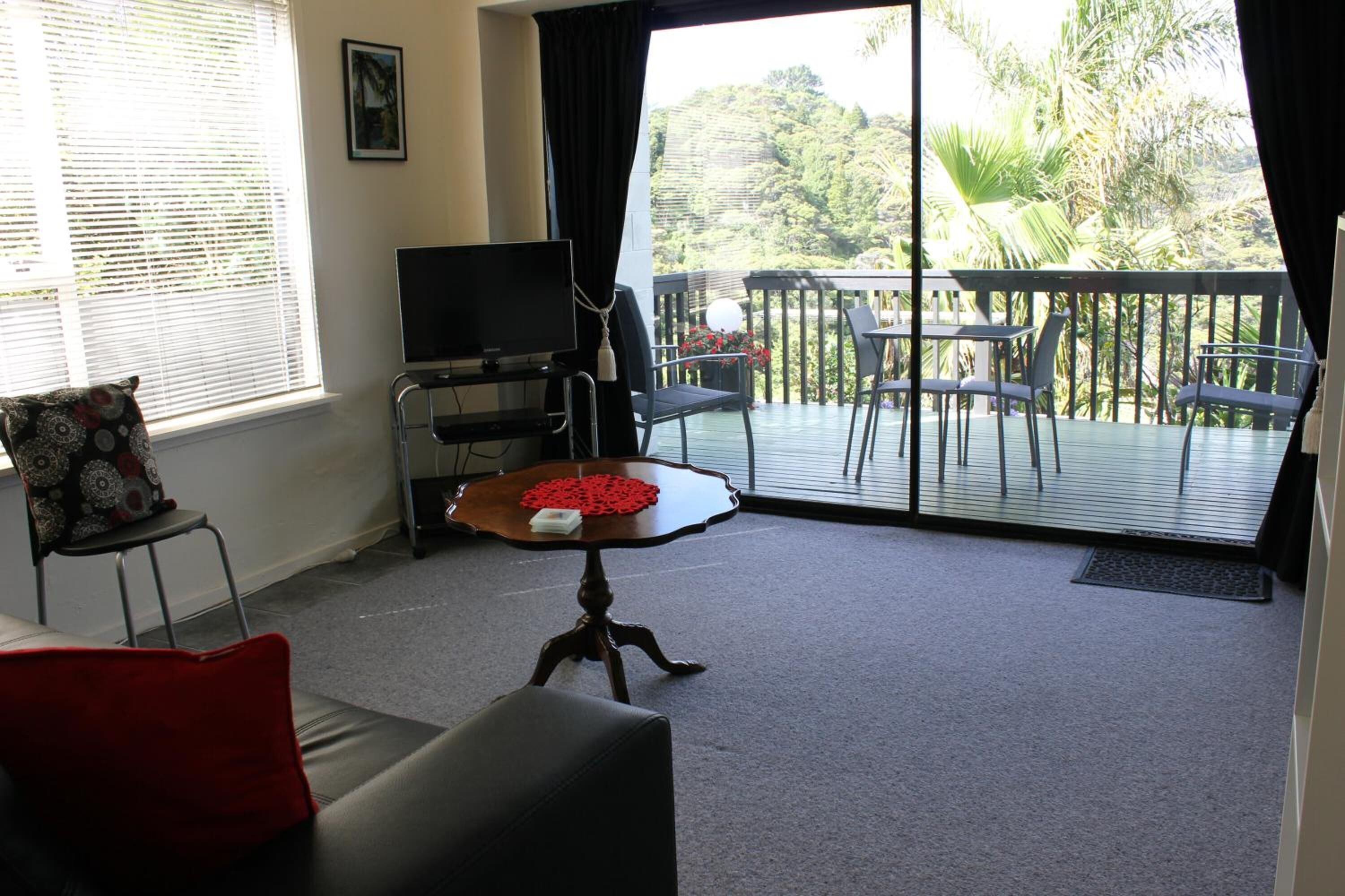 flat-screen tv, dvd player