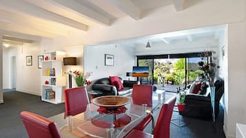 Appartement, 2 chambres | Coin séjour | Télévision à écran plat, lecteur de DVD