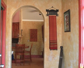 Chalet, 1 keskisuuri parisänky ja vuodesohva, keittiö | Oleskelualue | Televisio