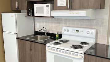 2 Queen Beds, 2-Bedroom, Suite, Non-Smoking | Busa memori, dilengkapi dengan perabotan berbeda-beda, dan meja kerja