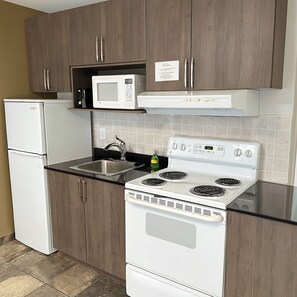 2 Queen Beds, 2-Bedroom, Suite, Non-Smoking | 메모리폼 침대, 각각 다르게 가구 비치, 책상, 노트북 작업 공간