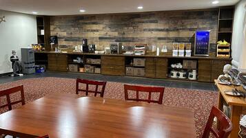 Desayuno con opciones de la cocina local incluido todos los días