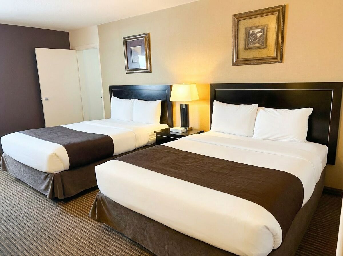 Kamar, 2 Tempat Tidur Queen, Bebas Asap Rokok (Efficiency) | Busa memori, meja kerja, dan ruang kerja ramah laptop