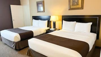 Kamar, 2 Tempat Tidur Queen, Bebas Asap Rokok (Efficiency) | Busa memori, meja kerja, dan ruang kerja ramah laptop
