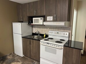 2 Queen Beds, 2-Bedroom, Suite, Non-Smoking | Escritorio, tabla de planchar con plancha, wifi gratis y ropa de cama