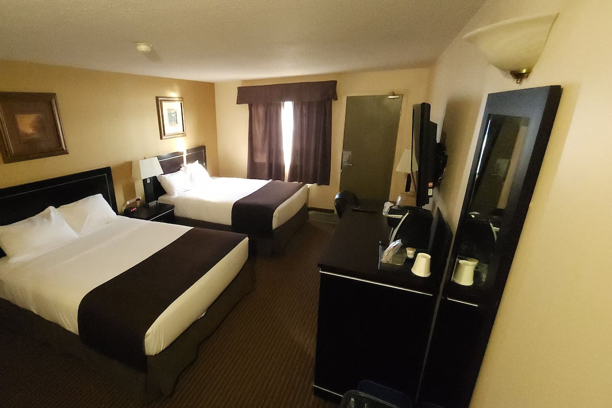 Deluxe Room, 2 Katil Ratu (Queen) | Meja, seterika/papan seterika, Wi-fi percuma, cadar katil