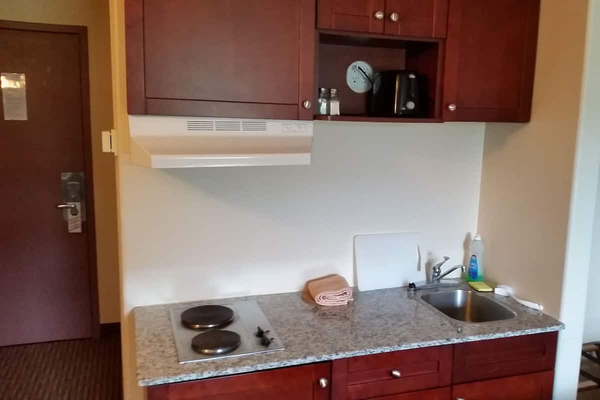 Buzdolabı, mikrodalga fırın, kahve/çay makinesi