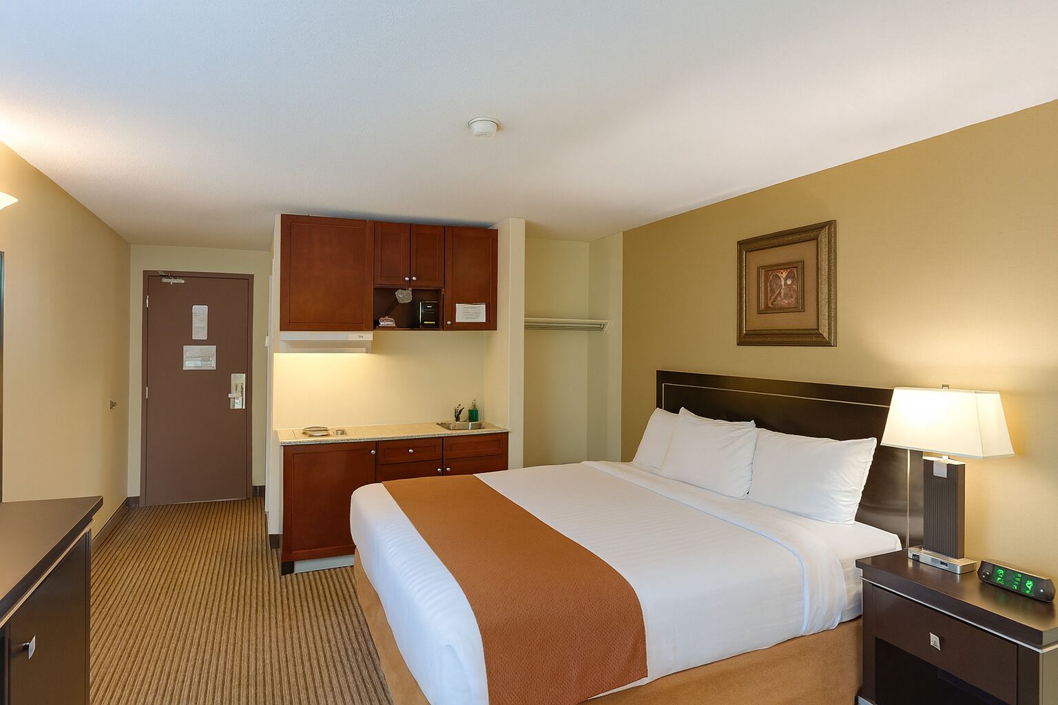 客房, 1 張特大雙人床, 非吸煙房 (Efficiency) | 記憶棉床墊、獨特裝修、書桌、手提電腦工作空間