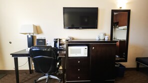 Een bureau, een strijkplank/strijkijzer, gratis wifi, beddengoed