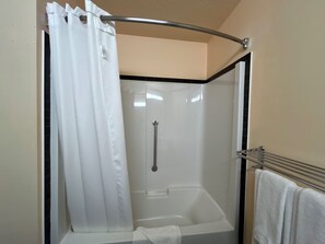 客房, 1 张大床, 通行无障碍, 无烟房 (Mobility, Bathtub W/grab Bars) | 浴室 | 淋浴/盆浴组合、免费洗浴用品、吹风机、毛巾