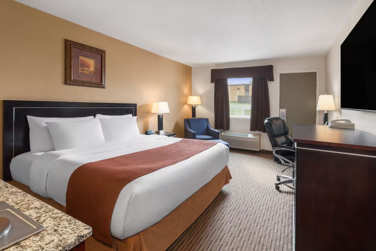 1 Queen Bed, Mobility Accessible Room, Bathtub w/ Grab Bars, Non-Smoking