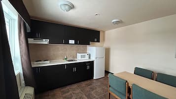 Kamer, 2 queensize bedden, niet-roken (Efficiency) | Dineren in de kamer