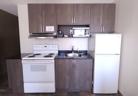 Refrigerador, microondas, cafetera/tetera