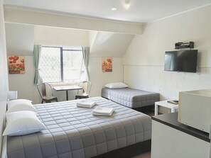 Comfortable studio upstairs | In-room safe, iron/ironing board, free WiFi, bed sheets - Drury Motor Lodge (Drury)