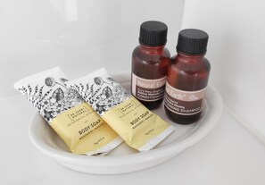 免费洗浴用品、吹风机、毛巾