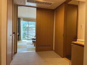 Habitación superior con 2 camas individuales, para no fumadores, vista a la montaña | Caja de seguridad en la habitación, wifi gratis y ropa de cama