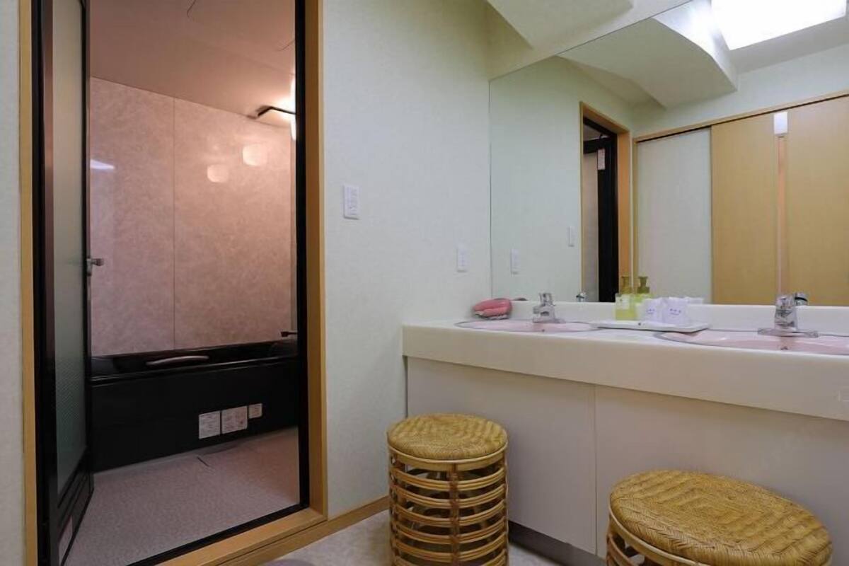 Bathroom | Combined shower/tub, deep soaking tub, free toiletries, hair dryer