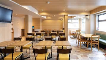 Petit déjeuner buffet (1100 JPY par personne)