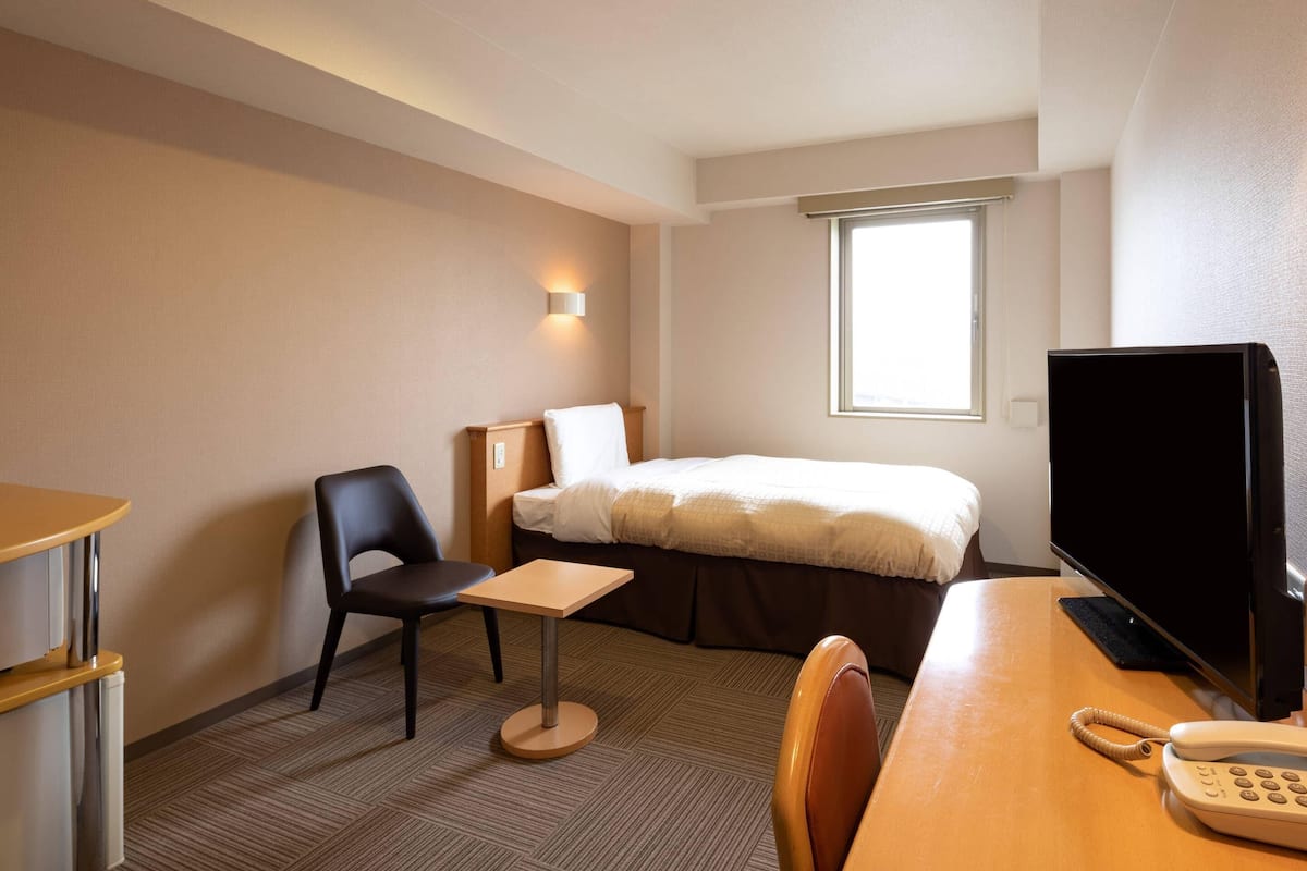 Escritorio, cortinas blackout, sistema de insonorización y wifi gratis