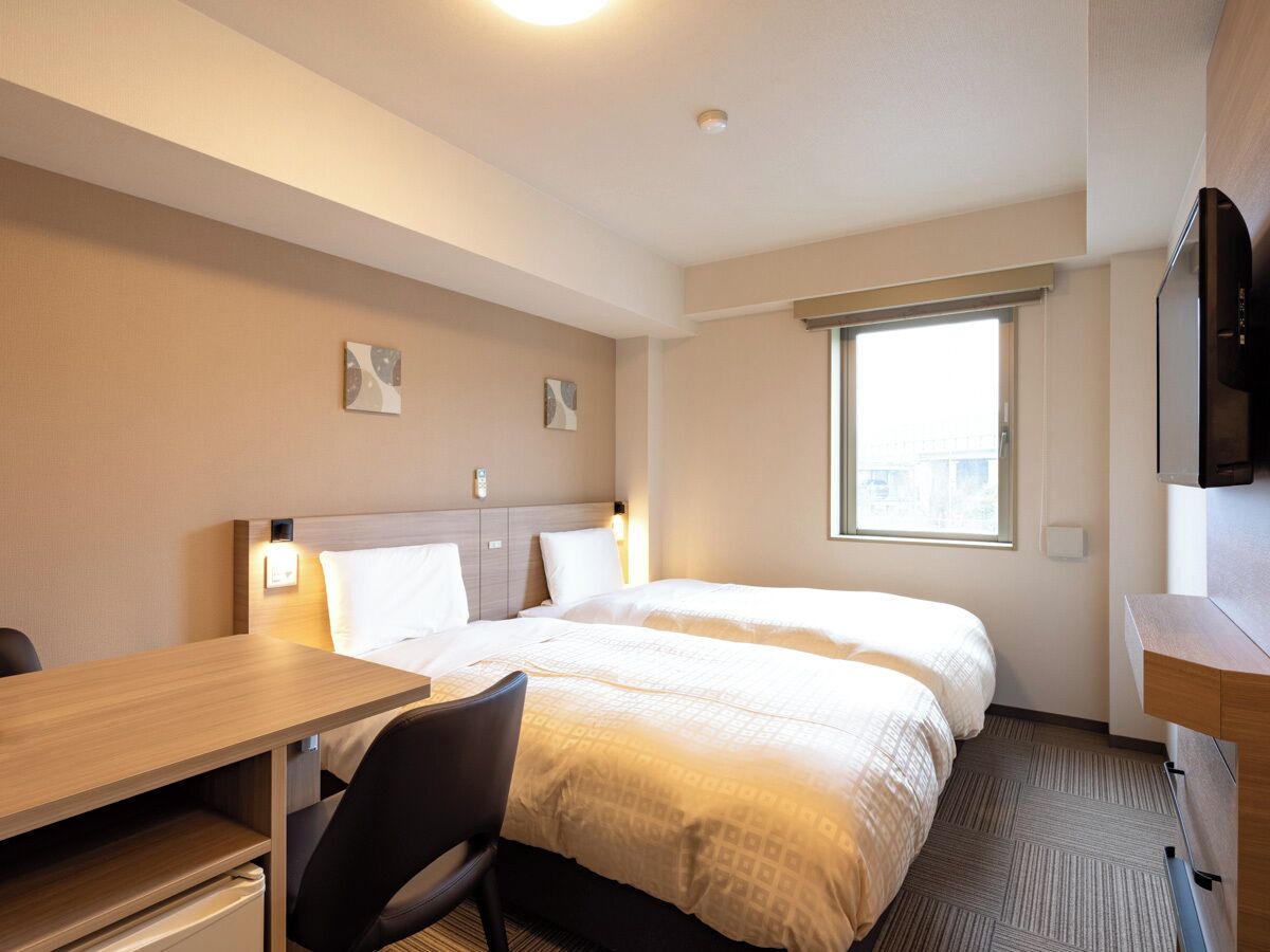 Desk, blackout curtains, soundproofing, free WiFi