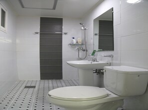 双床房, 2 张单人床 | 浴室 | 淋浴设施、免费洗浴用品、吹风机、毛巾