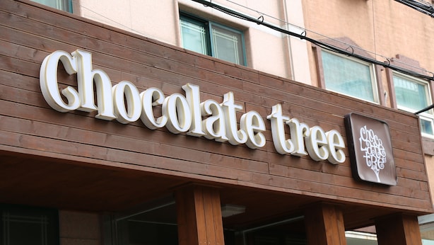 Unclassified image, 1 of 52, button - Chocolate Tree (Seoul)
