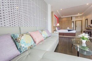 Deluxe Family Room | منطقة المعيشة | تلفزيون بشاشة مسطحة بحجم 32-بوصة يعرض قنوات تلفزيونية باشتراك مدفوع