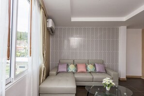 Deluxe Family Room | Living area | 32-inch flat-screen TV with cable channels, TV