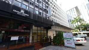 A hotel named Charley Browns with a sign for Check Inn nearby. - iCheck inn Sukhumvit 19 (Bangkok)