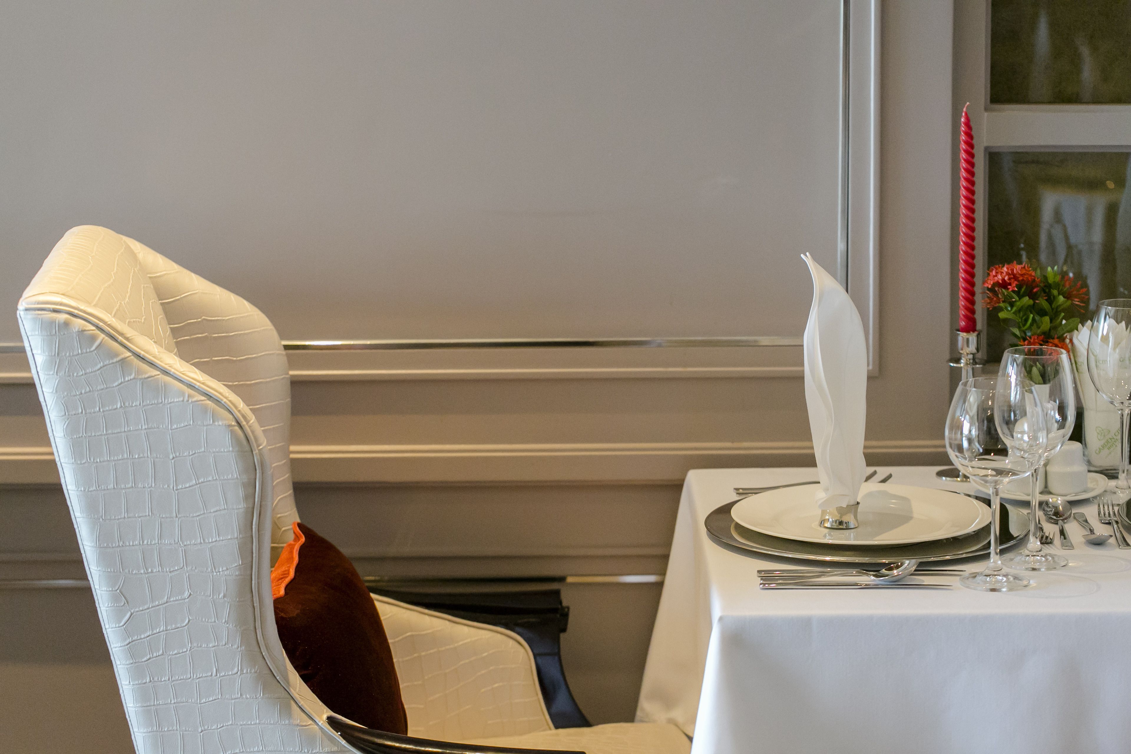 4 restaurants, breakfast, lunch, dinner served; international cuisine